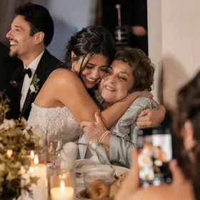 Gelin anneannesine sarılıyor, damat gülüyor