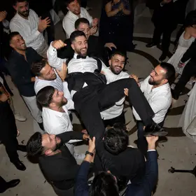 Arkadaşları damadı havaya kaldırıyor